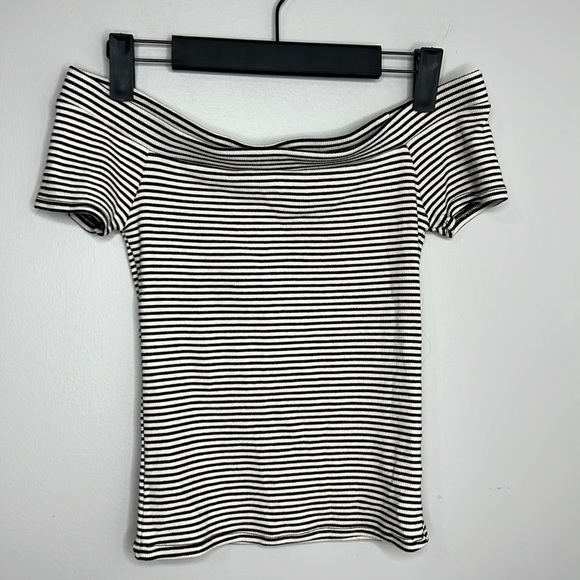 Lulus Tops - NWT - Lulu’s off the shoulder, short sleeve top. Size small. Brand new!